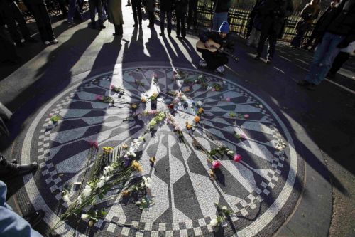 Τη μνήμη του Τζον Λένον τίμησαν θαυμαστές του, 30 χρόνια μετά το θάνατό του