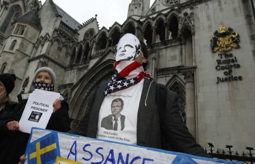 Ελεύθερος με εγγύηση αφέθηκε ο Άσαντζ, τον Ιανουάριο τα νεώτερα για την έκδοση