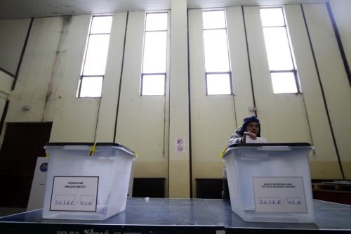 Προηγείται ο Θάτσι, μεγάλη αποχή των Σέρβων από τις εκλογές στο Κόσοβο