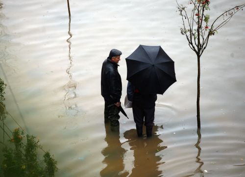 Στο έλεος των πλημμυρών η Αλβανία, προβλήματα και σε άλλες βαλκανικές χώρες