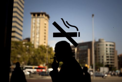Κόβει το τσιγάρο στους κλειστούς χώρους από τις 2 Ιανουαρίου και η Ισπανία