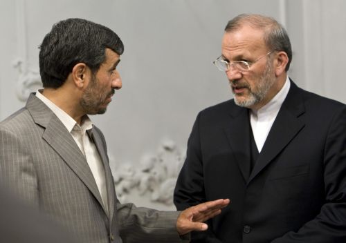 Την έξοδο έδειξε ο Αχμαντινετζάντ στον υπουργό Εξωτερικών Μανουσέρ Μοτακί