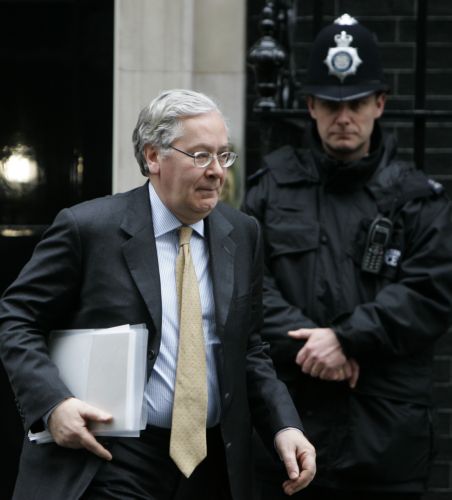 Πιέζεται να παραιτηθεί ο διοικητής της Τράπεζας της Αγγλίας λόγω WikiLeaks