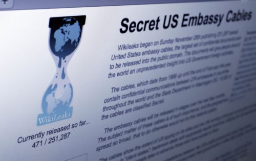 Εν μέσω διαδικτυακής πολιορκίας, το WikiLeaks προσπαθεί να παραμείνει online