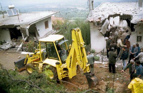 Βράχος καταπλάκωσε δύο σπίτια στην Τιθορέα Φθιώτιδας