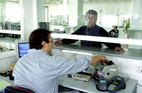 Η Εφορία δεν καταβάλλει τις διαπιστωμένες επιστροφές φόρου σε ελεύθερους επαγγελματίες