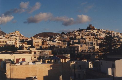 Παράνομη έκρινε το ΣτΕ τη νομιμοποίηση ημιυπαίθριων σε παραδοσιακούς οικισμούς