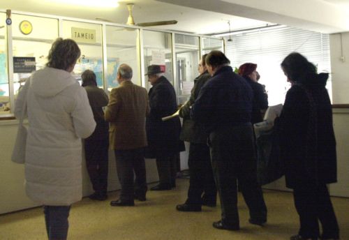 Ουρές στις Εφορίες για τέλη κυκλοφορίας και περαίωση