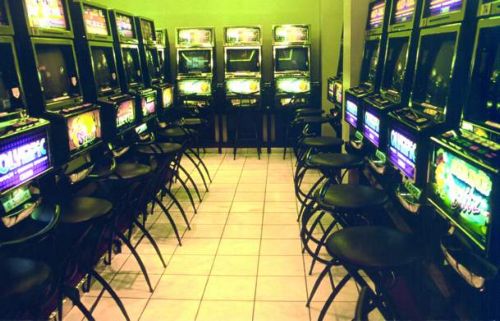 Με ελεγχόμενο τρόπο θα γίνει η απελευθέρωση στα «φρουτάκια», λέει η κυβέρνηση