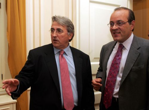 Πόλεμο δηλώσεων και διαψεύσεων πυροδότησαν τα περί συμφωνίας εταίρων για τις συμβάσεις