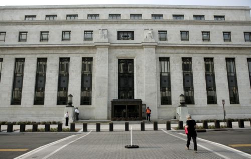 Αναπτυξιακή η πολιτική του αδύναμου δολαρίου υποστηρίζει η Fed