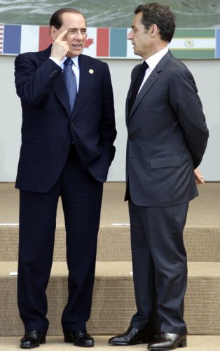 Αρνείται ο Μπερλουσκόνι ότι το άστρο του Σαρκοζί βρίσκεται στη δύση του