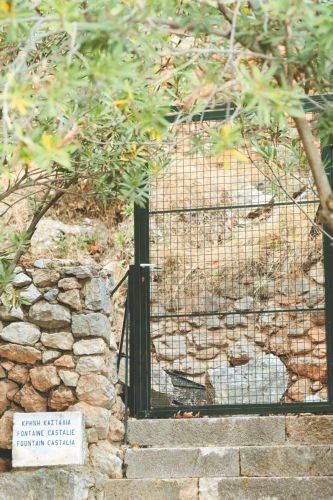 Απελευθερώνεται από τις Φαιδριάδες Πέτρες η Κασταλία κρήνη στους Δελφούς