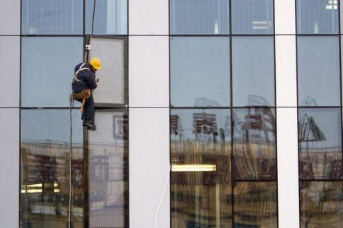 Εργατικό δυστύχημα σε κτίριο του υπουργείου Εργασίας, με νεκρό καθαριστή τζαμιών