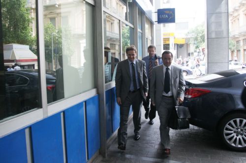 Ελληνική κούρσα για την εναρμόνιση με το Μνημόνιο βλέπουν οι Financial Times