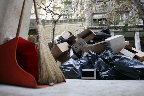 «Ασφυξία» στη χριστουγεννιάτικη Αθήνα με τόνους σκουπιδιών στους δρόμους