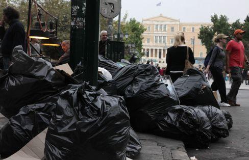 Αφόρητη η κατάσταση στην Αθήνα με τόνους σκουπιδιών στους δρόμους