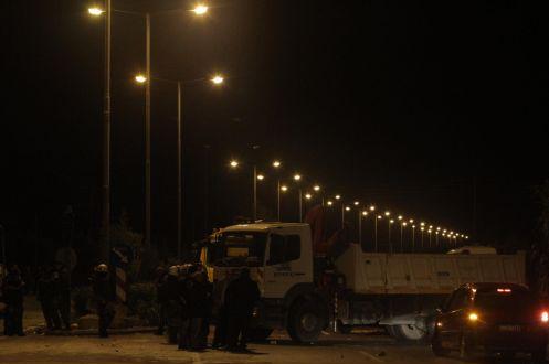 Ένταση για μία ακόμη ημέρα στην Κερατέα, με αψιμαχίες κατοίκων και αστυνομικών