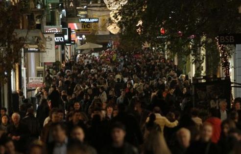 Με ανασφάλεια και φόβο υποδέχονται οι Έλληνες το 2011