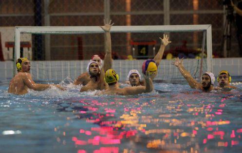 Λύγισε στο φινάλε ο Ολυμπιακός, ήττα 9-8 από την Μλάντοστ