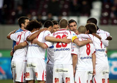 Υποδοχή των παικτών του Πανσερραϊκού με αβγά και γιαούρτια