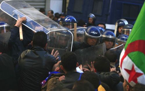 Συγκρούσεις μεταξύ Αλγερινών διαδηλωτών και αστυνομίας με 42 τραυματίες