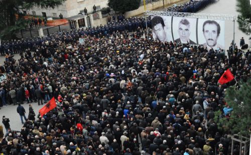 Ειρηνική πορεία διαμαρτυρίας πραγματοποίησαν εκατοντάδες άτομα στα Τίρανα