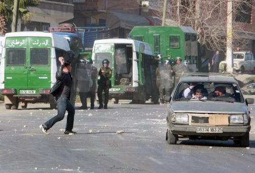 Δύο νεκροί και εκατοντάδες τραυματίες από το κύμα ταραχών στην Αλγερία