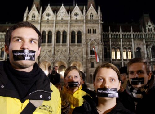 «Δεν είναι ικανοποιητικός» ο νόμος της Ουγγαρίας για τα ΜΜΕ δηλώνει η επίτροπος Κρους