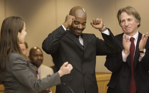 Εξέταση DNA απελευθερώνει έπειτα από 30 χρόνια έναν κρατούμενο στο Τέξας