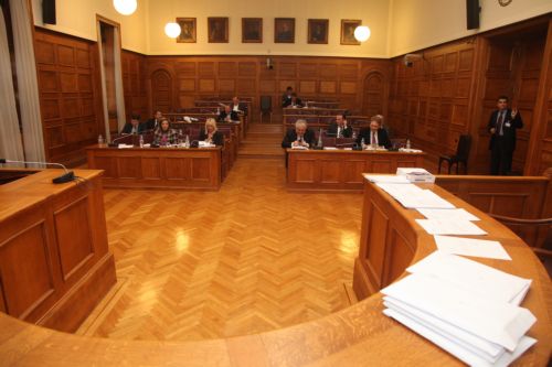 Διαβουλεύσεις και διαφορετικές προσεγγίσεις εν όψει πορίσματος για τη Siemens