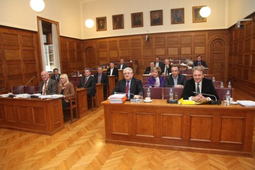 Σε ποιους αποδίδουν ευθύνες τα κόμματα για την υπόθεση της Siemens