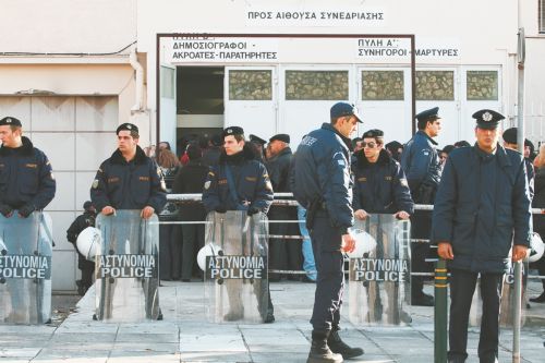 Με καταθέσεις αστυνομικών συνεχίστηκε η δίκη των κατηγορουμένων για συμμετοχή στους «Πυρήνες»