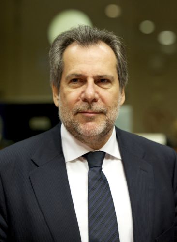 Οι φράχτες δεν λύνουν το πρόβλημα της παράνομης μετανάστευσης, σχολιάζει η Κομισιόν