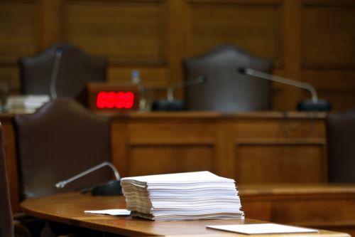 Ανεβαίνουν οι τόνοι, ενώ πλησιάζει η ώρα του πορίσματος για την Siemens