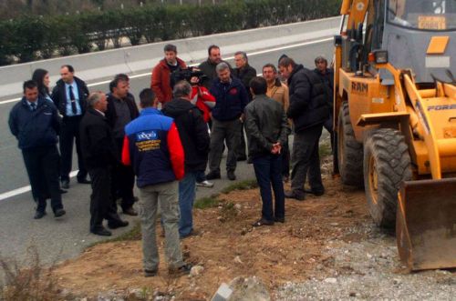 Ο δήμαρχος Στυλίδας Απ.Γκλέτσος γκρέμισε μπάρες κοντά στα διόδια Πελασγίας