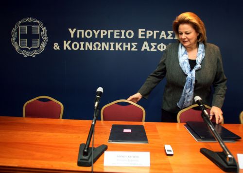 Άρση κάθε εμποδίου για υπογραφή επιχειρησιακών συμβάσεων ζητά η τρόικα