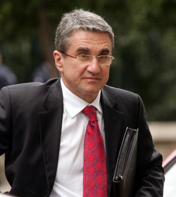 Λοβέρδος εφ’ όλης της ύλης για φαρμακοποιούς, συγχωνεύσεις νοσοκομείων και κάπνισμα