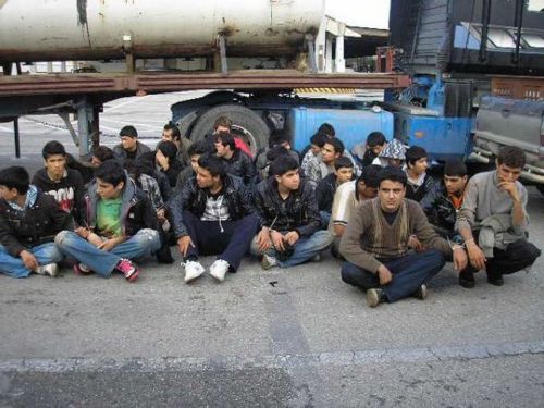 Τη δημιουργία 15 κέντρων υποδοχής μεταναστών μελετά η κυβέρνηση