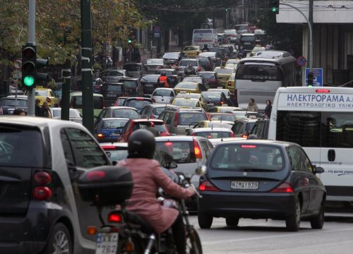 Κυκλοφοριακό χάος στην Αθήνα από πορείες και την 24ωρη απεργία στα μέσα μεταφοράς