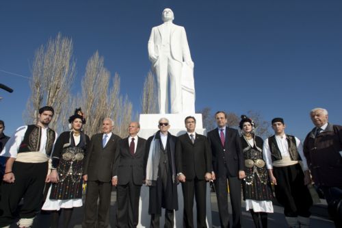 Κλίμα συναίνεσης στα αποκαλυπτήρια του αδριάντα Κ.Καραμανλή