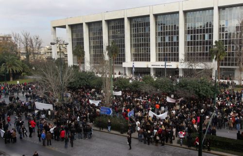 Συγκέντρωση συμβασιούχων έξω από τον Αρειο Πάγο στην λεωφ. Αλεξάνδρας