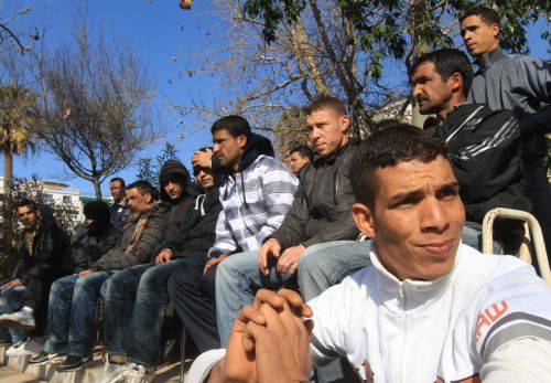 Αποφάσεις για τη μεταφορά τους από τη Νομική λαμβάνουν οι μετανάστες