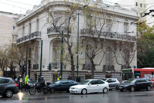 Έληξε η κρίση στη Νομική Σχολή με τη μεταφορά των μεταναστών σε κτίριο της Πατησίων