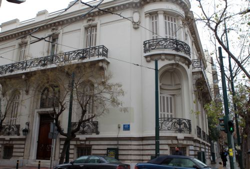 Ακατάλληλο το κτίριο που φιλοξενούνται οι μετανάστες, λέει η Επιτροπή Αλληλεγγύης