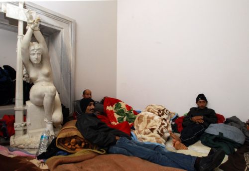 Κανένα θέμα νομιμοποίησης παράνομων μεταναστών, ξεκαθαρίζει η κυβέρνηση