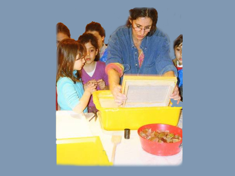 Παιδικό εικαστικό εργαστήρι: Κατασκευή «Χειροποίητου χαρτιού» στο Κέντρο ΓΑΙΑ