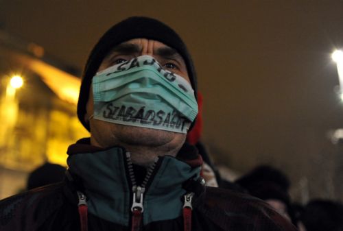 Αλλαγή στάσης εξετάζει η ουγγρική κυβέρνηση για το νόμο περί Τύπου