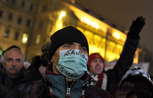 Ευρωβουλευτές εγκαλούν σε ψήφισμα Ουγγαρία και Κομισιόν για το νόμο περί Τύπου