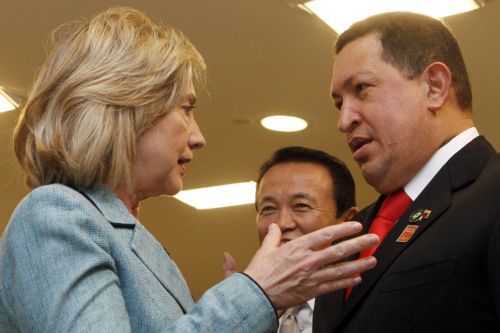 Τετ-α-τετ της Χίλαρι Κλίντον με τον Ούγκο Τσάβες επί βραζιλιάνικου εδάφους